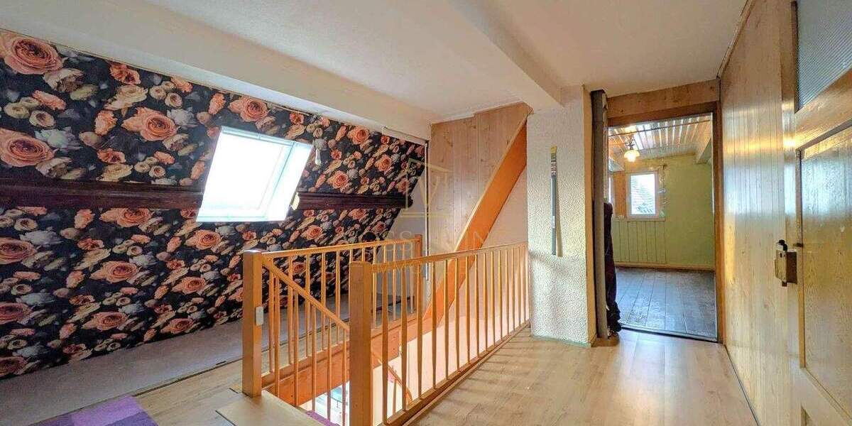 Großes potentialträchtiges Haus mit Garten, Balkon, 3 KFZ Stellplätzen, Keller und Nebengebäude 1 zimmer