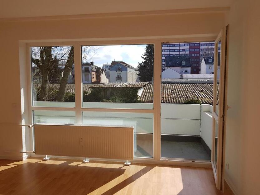 3 ZW Wohnung BALKON WANNENBAD EBK 3XFACH FENSTERVERGLASUNG NÄHE UNIKLINIK ROSSMANN REWE EIFLER ÖVNP S BAHN LYONERSTR DFB ZENTRALE