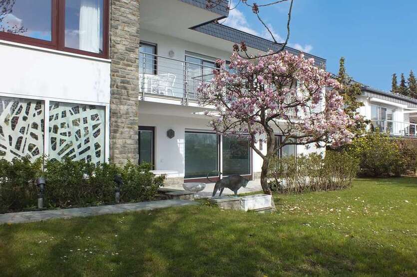 Haus zum Mieten in Liederbach 3.000 € 251 m²