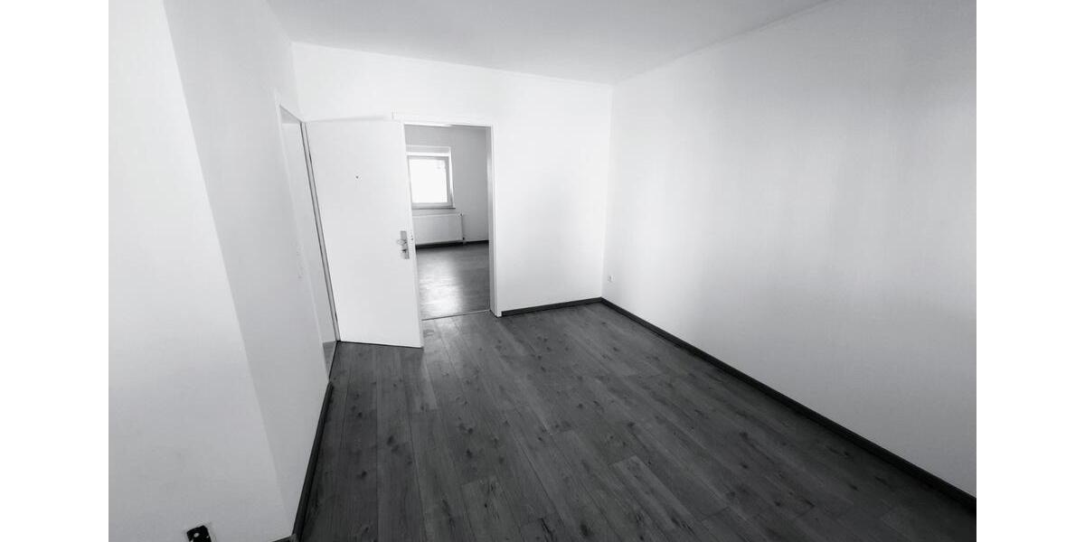 Renovierte 3 Zimmer Wohnung mit Küche und neuem Badezimmer 3 zimmer