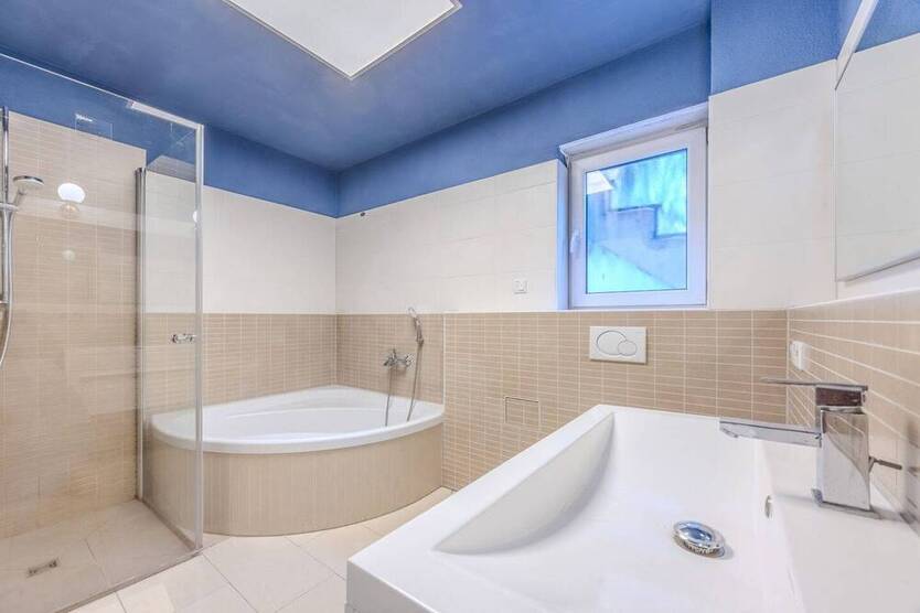 Schicke Maisonette-Wohnung mit sehr großer Sonnenterrasse und 2 Stellplätzen!