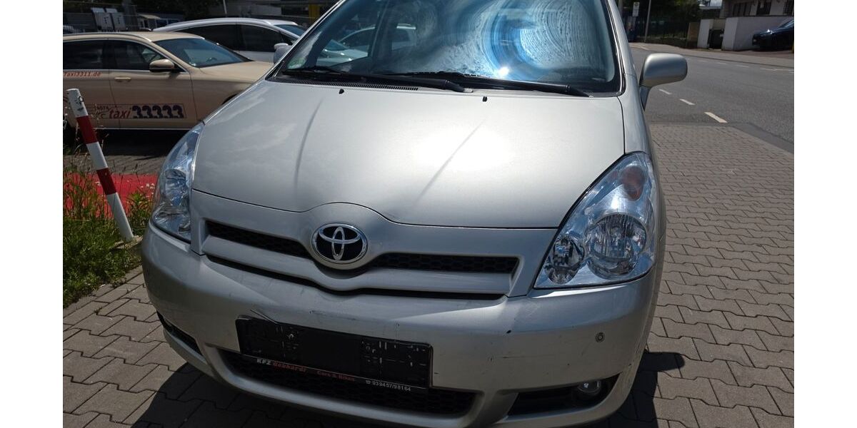 Toyota Corolla Verso 74.000 km 7.300 &euro; Dietzenbach 63128