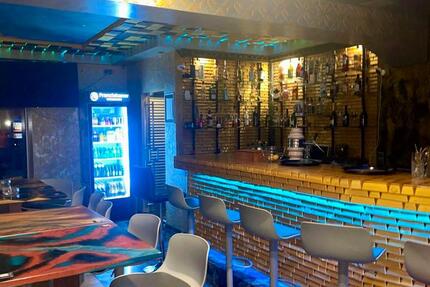 Bar mit Raucherlounge + Vollküche + Glücksspiellizenz – Luxusambiente mitten in Bornheim zimmer