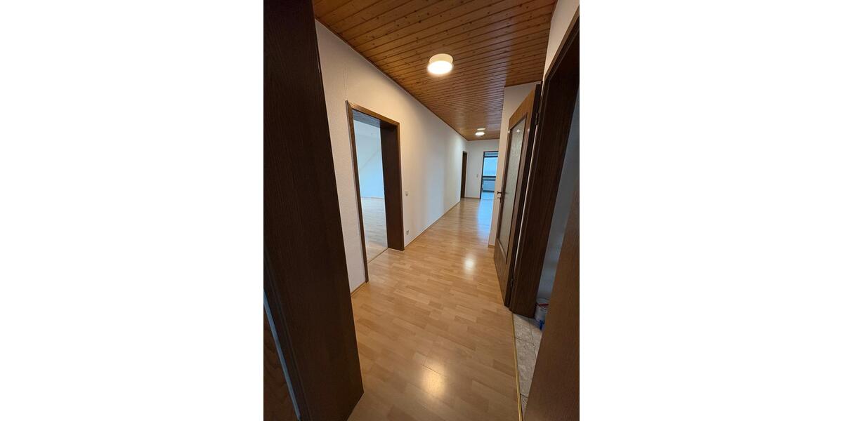 Dachgeschoßwohnung Rosbach vor der Höhe - 4.5 Zimmer, 105 m&sup2;, 1.050&euro; | Angebot:25310192