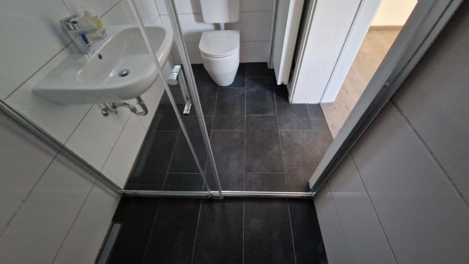 Renovierte 3 Zimmer Wohnung mit Küche und neuem Badezimmer 3 zimmer