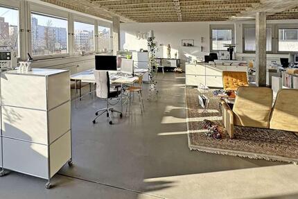 Vier vollmöblierte Arbeitsplätze im kreativen Loft-Büro am Frankfurter Ostpark. zimmer