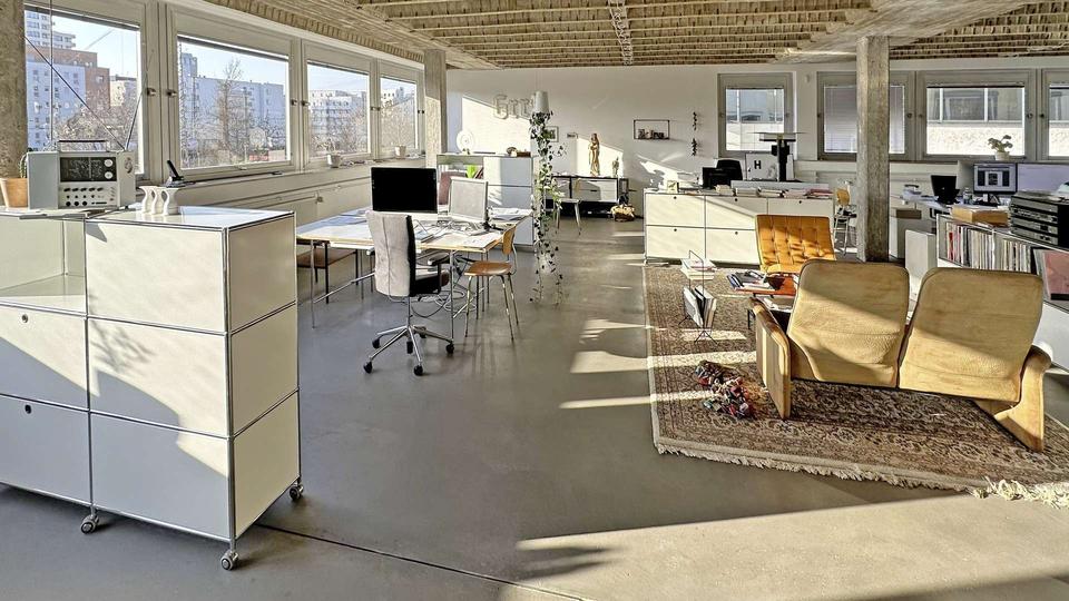 Vier vollmöblierte Arbeitsplätze im kreativen Loft-Büro am Frankfurter Ostpark. zimmer