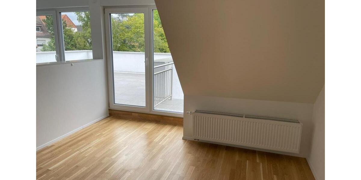 Sanierte Dachgeschosswohnung mit großer Terrasse und EBK 3 zimmer