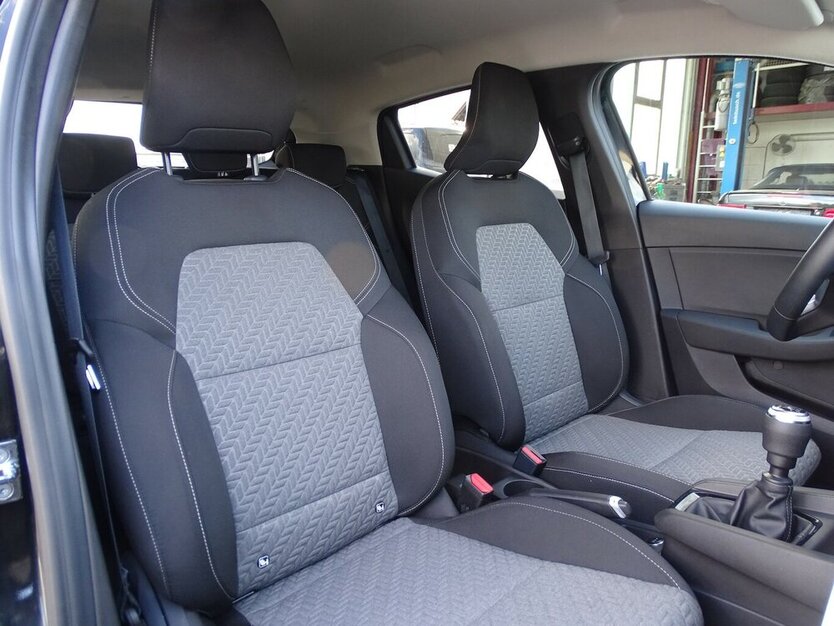 Renault Clio 1,0l Evolution Navi Rückfahrkamera, Einparkhi 31.015 km 12.990 € Rodgau 63110