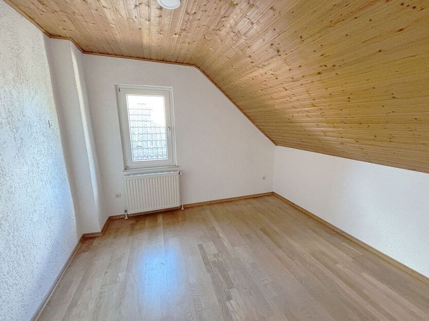 **RESERVIERT** Charmantes Einfamilienhaus mit vielseitig nutzbarem Nebengebäude 5 zimmer