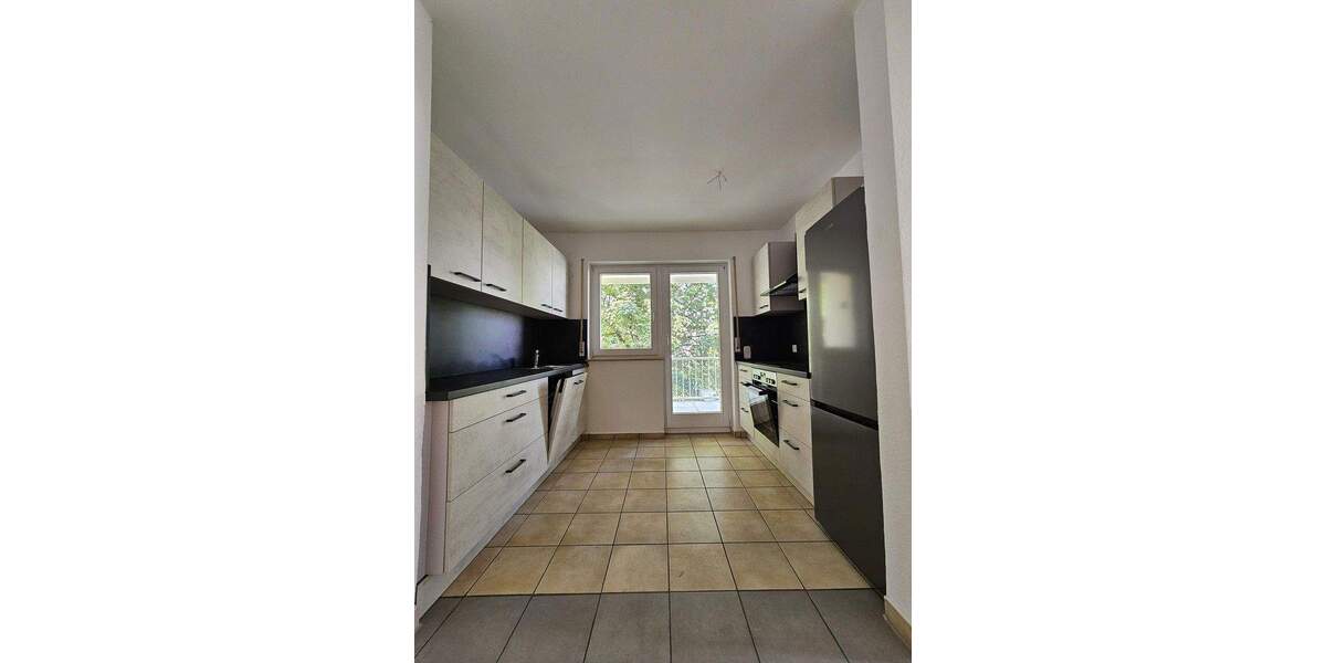 Balkon, EBK & Parkplatz zentral 3 zimmer