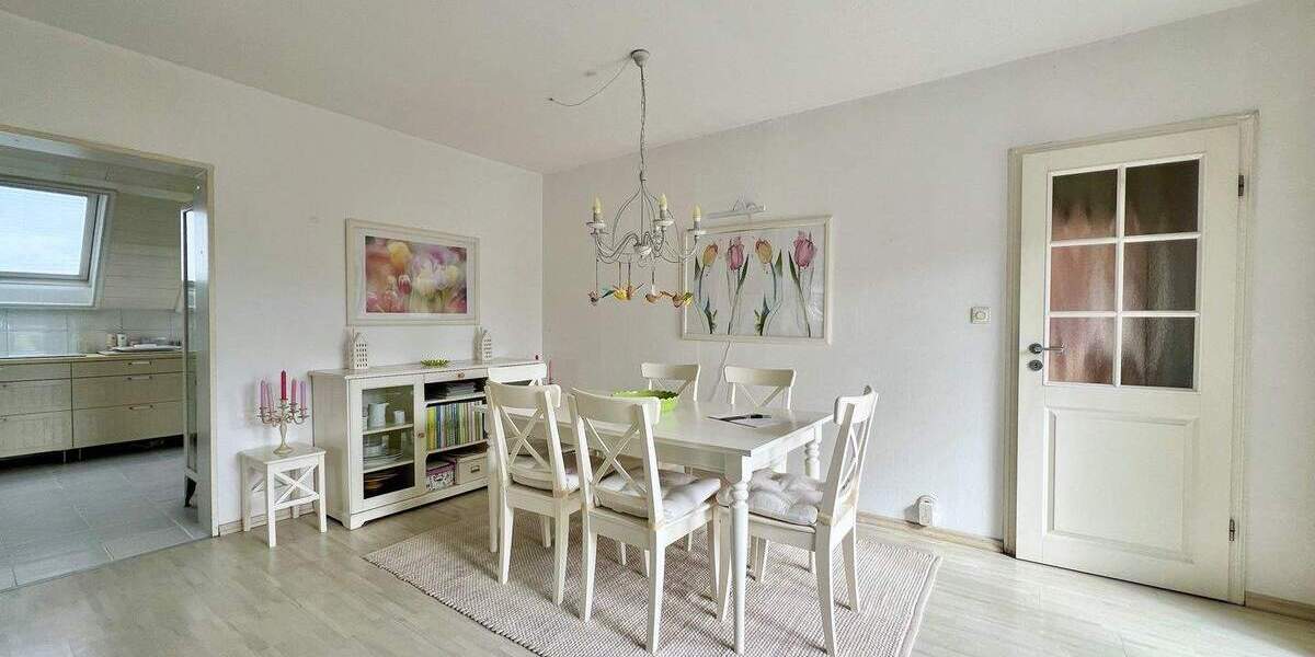 Lichtdurchflutete Wohnung mit viel Platz (zus. im DG) und Sonnenloggien 4 zimmer