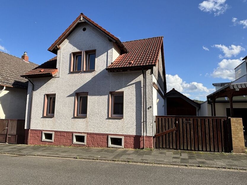 **RESERVIERT** Charmantes Einfamilienhaus mit vielseitig nutzbarem Nebengebäude 5 zimmer