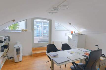 Büro oder Praxis mit kreativem Flair auf zwei Ebenen zimmer