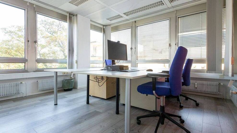Helle Büroräume in zentraler Lage mit Skylineblick - All-in-Miete