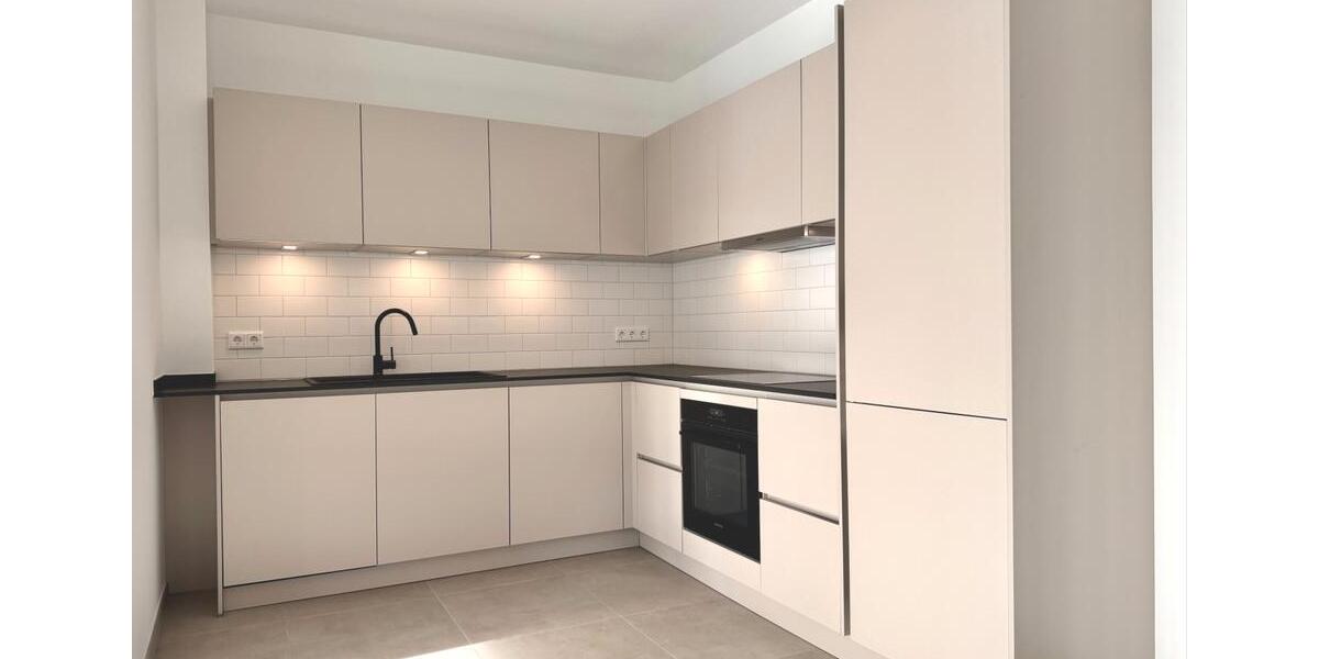 Helle 2,5-Zimmer-Penthouse-Wohnung mit hochwertiger Einbauküche und Aufzug 2.5 zimmer