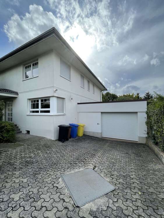 Haus zum Mieten in Eschborn 4.500 € 305 m²