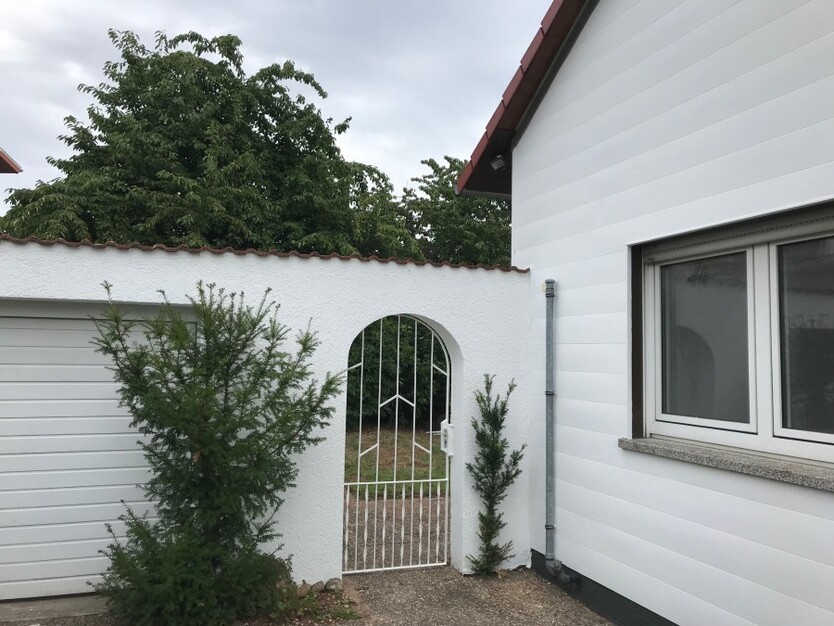 Freistehendes Haus zu vermieten in ruhiger, sonniger Lage mit Garten, Garage, Einfahrt und Terrasse