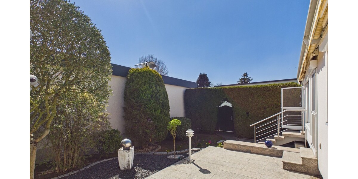 Einzigartiger Atrium-Bungalow in Maintal-Bischofsheim mit EBK, Traumgarten und Garage - Bungalow Maintal / Bischofsheim Bischofsheim | Angebot:26110603