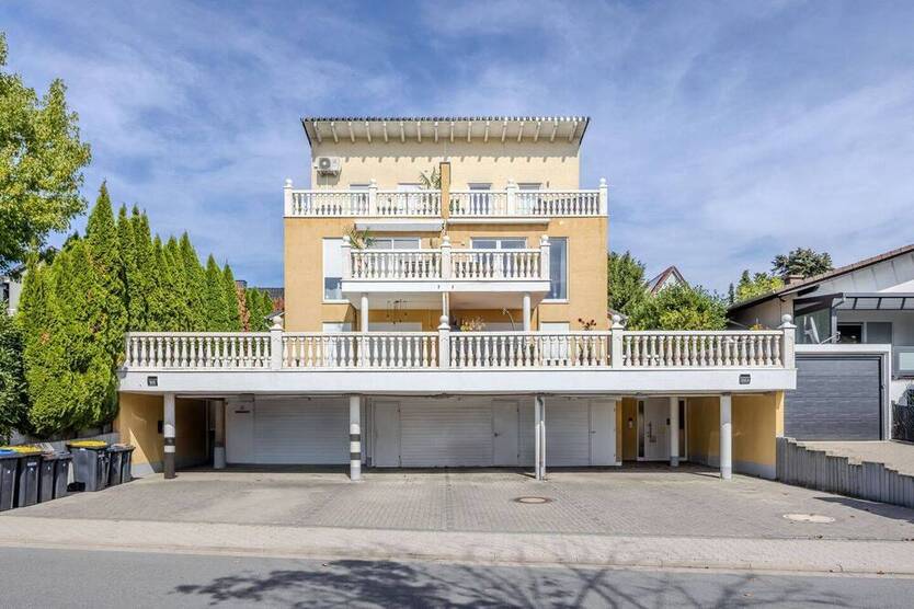 Schicke Maisonette-Wohnung mit sehr großer Sonnenterrasse und 2 Stellplätzen!