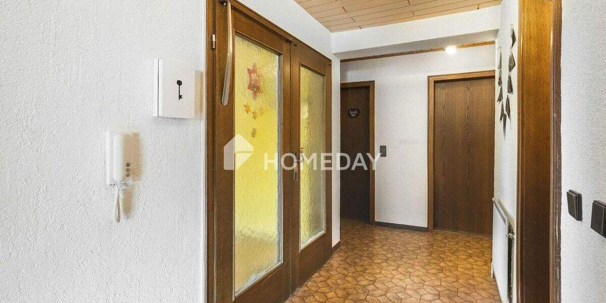 Gepflegtes MFH mit PV, Wallbox, Garagen, Balkonen & Ausbaupotenzial in ruhiger Lage 1 zimmer