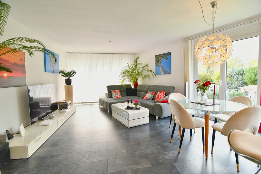 Schöne Wohnung mit 1a Infrastruktur + 2 TG Plätze 3 zimmer