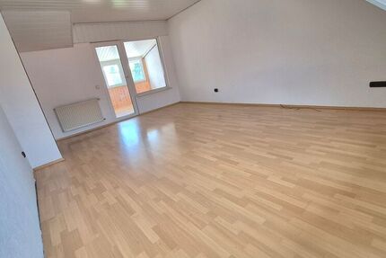 Großzügige 2-Zimmer-Dachgeschosswohnung m. Winterbalkon, Stellplatz u. beghbr. Kleiderschrank - Wohnung Mörfelden-Walldorf Walldorf | Angebot:26966642