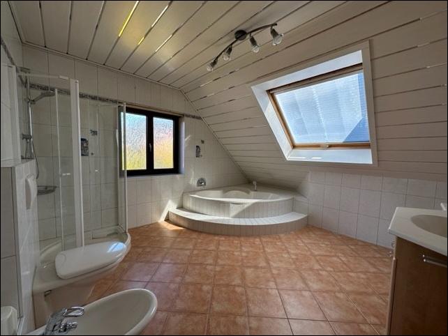 Einfamilienhaus Mömbris - 8 Zimmer, 350 m&sup2;, 2.700&euro; | Angebot:26367496