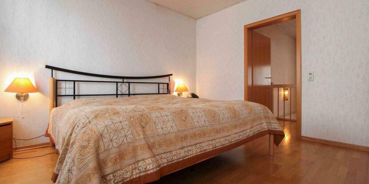 Charmantes Stadthaus in Frankfurt-Rödelheim - 175 m², modernisiert, Garage & Gewölbekeller 6 zimmer