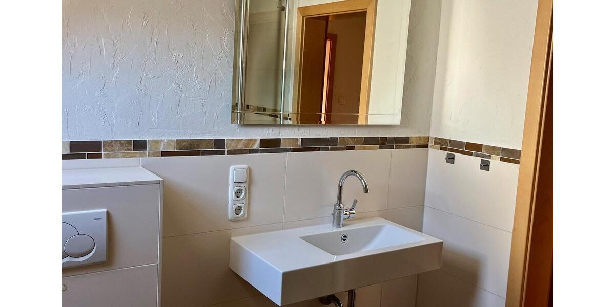 Haus 1-2 Familien, 8 Zimmer,schönem Garten sowie Parkplätze 8 zimmer