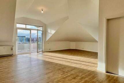 Großzügige 3-Zi-Dachgeschosswohnung mit Balkon und Weitblick in Offenbach-Rumpenheim 3 zimmer