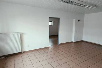 Büro im Erdgeschoss mit pantry Küche, Duschbad, stufenlosem Zugang und 2 Stellplätzen inklusive! 3 zimmer