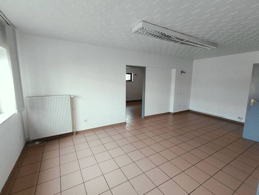 Büro im Erdgeschoss mit pantry Küche, Duschbad, stufenlosem Zugang und 2 Stellplätzen inklusive! 3 zimmer