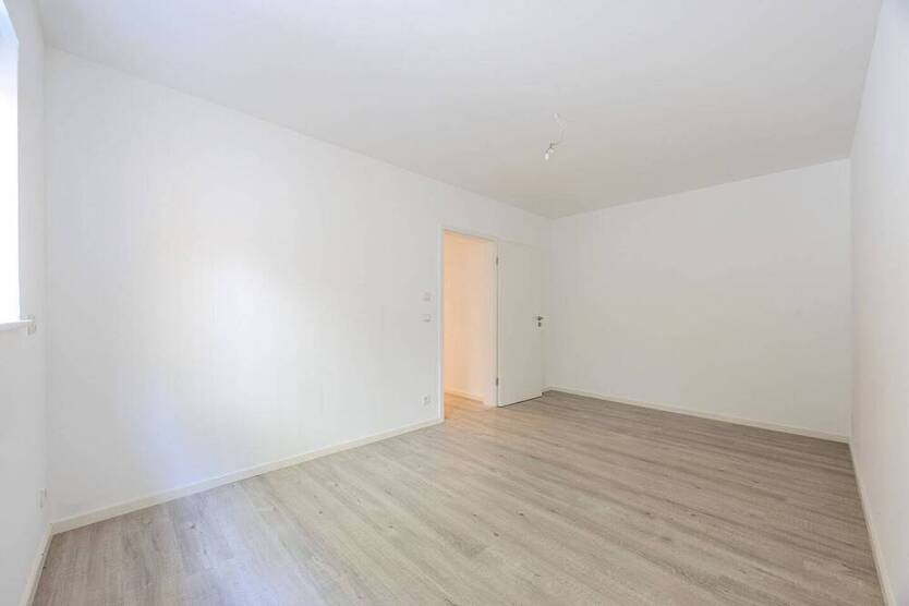 Schicke Maisonette-Wohnung mit sehr großer Sonnenterrasse und 2 Stellplätzen!