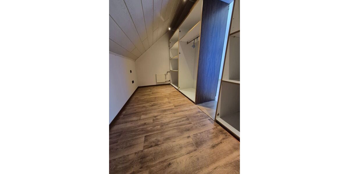 Bezugsfreie 2-Zimmer-DG-Wohnung (71 m²) mit Winterbalkon & Stellplatz in Walldorf - Appartement Mörfelden-Walldorf Walldorf | Angebot:26836061